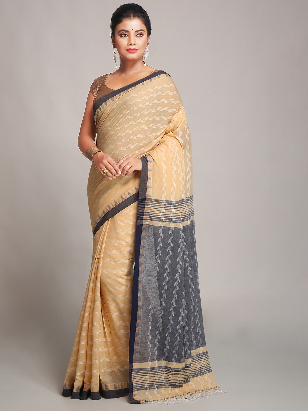 

BENGAL HANDLOOM Geometric Woven Design Pure Cotton Taant Saree, Beige