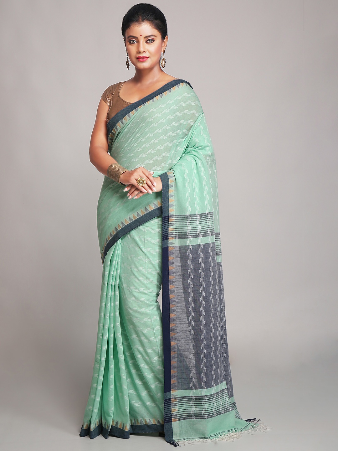 

BENGAL HANDLOOM Geometric Woven Design Pure Cotton Taant Saree, Green