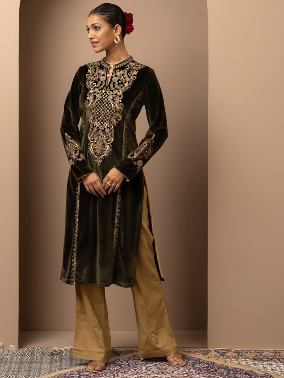

Lakshita Ethnic Motifs Band Collar Embroidered Grandeur & Majestic Velvet Kurta, Green
