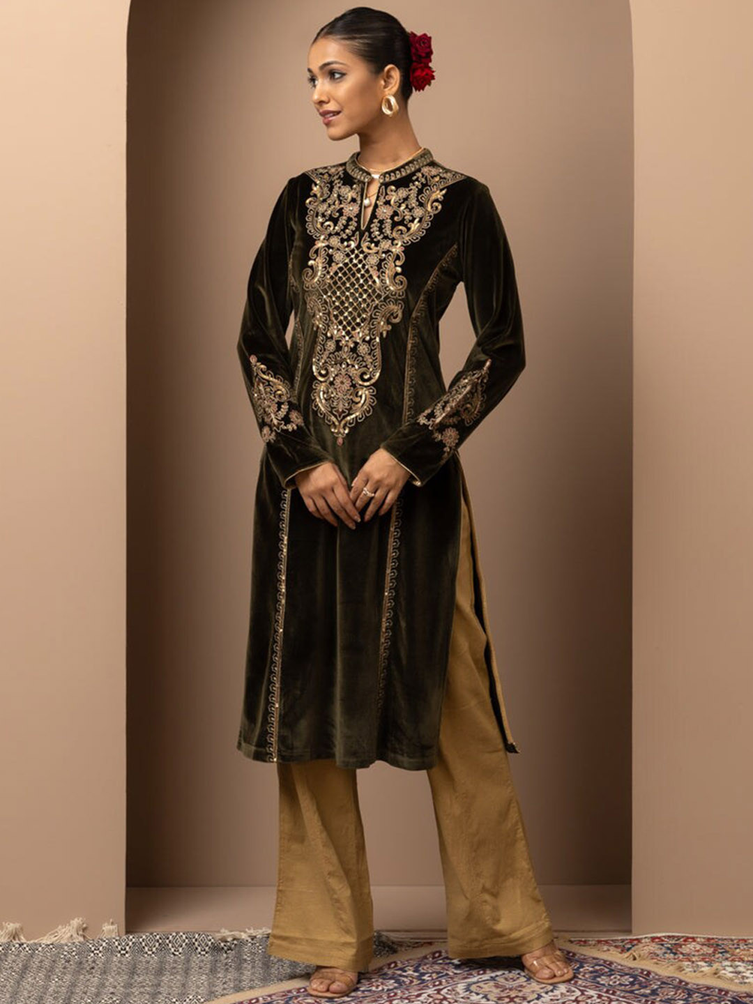 

Lakshita Ethnic Motifs Band Collar Embroidered Grandeur & Majestic Velvet Kurta, Green