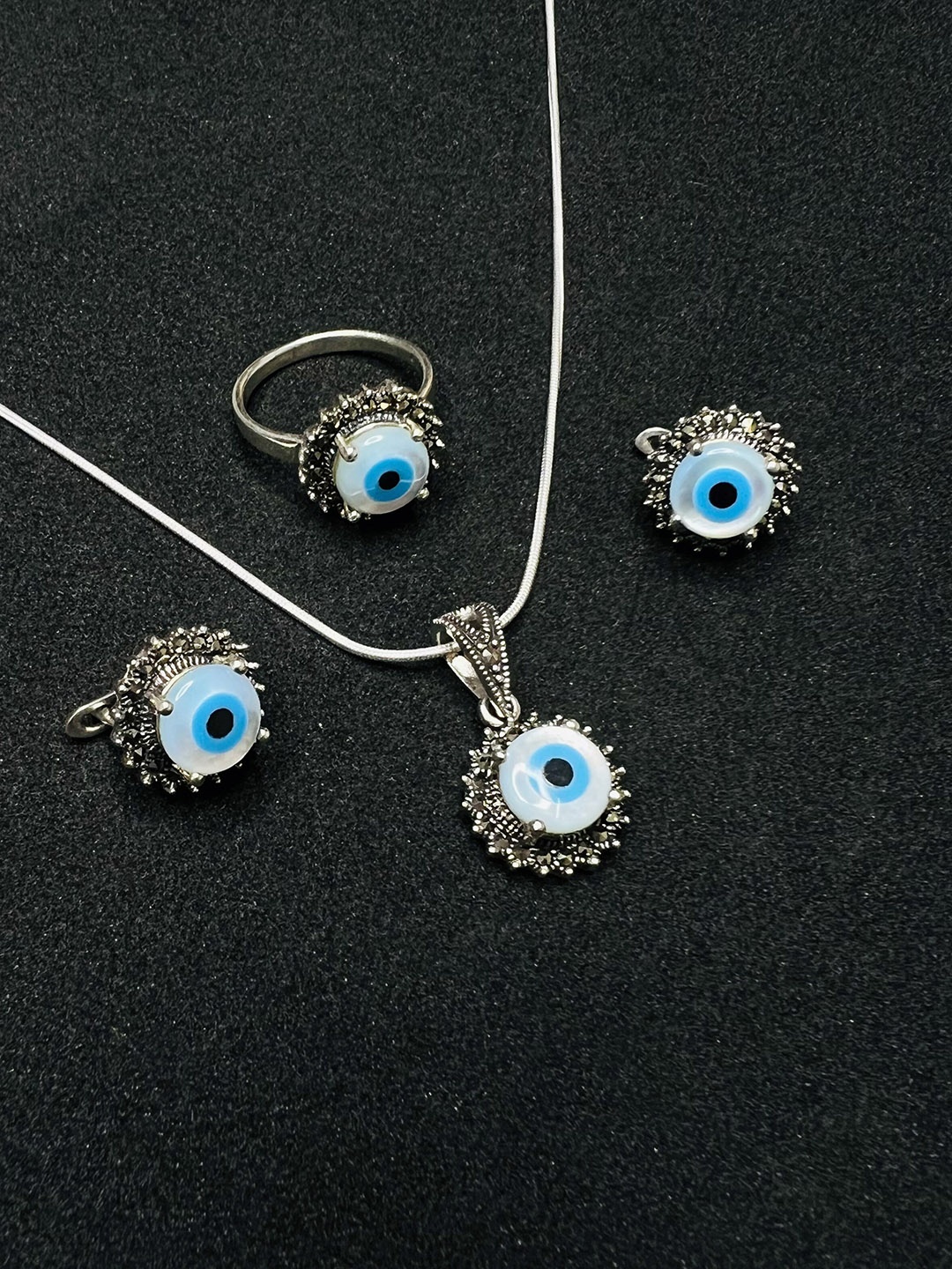 

Arte Jewels Pendant and Earrings, Silver