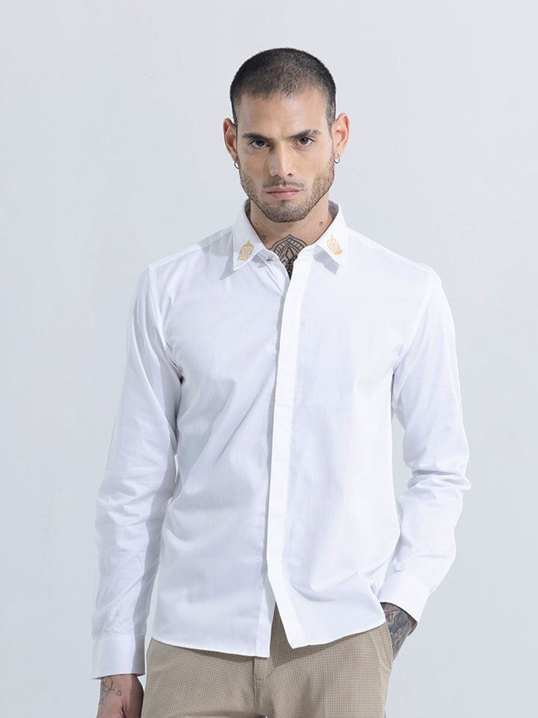 

Snitch White Classic Slim Fit Spread Collar Long Sleeves Cotton Casual Shirt