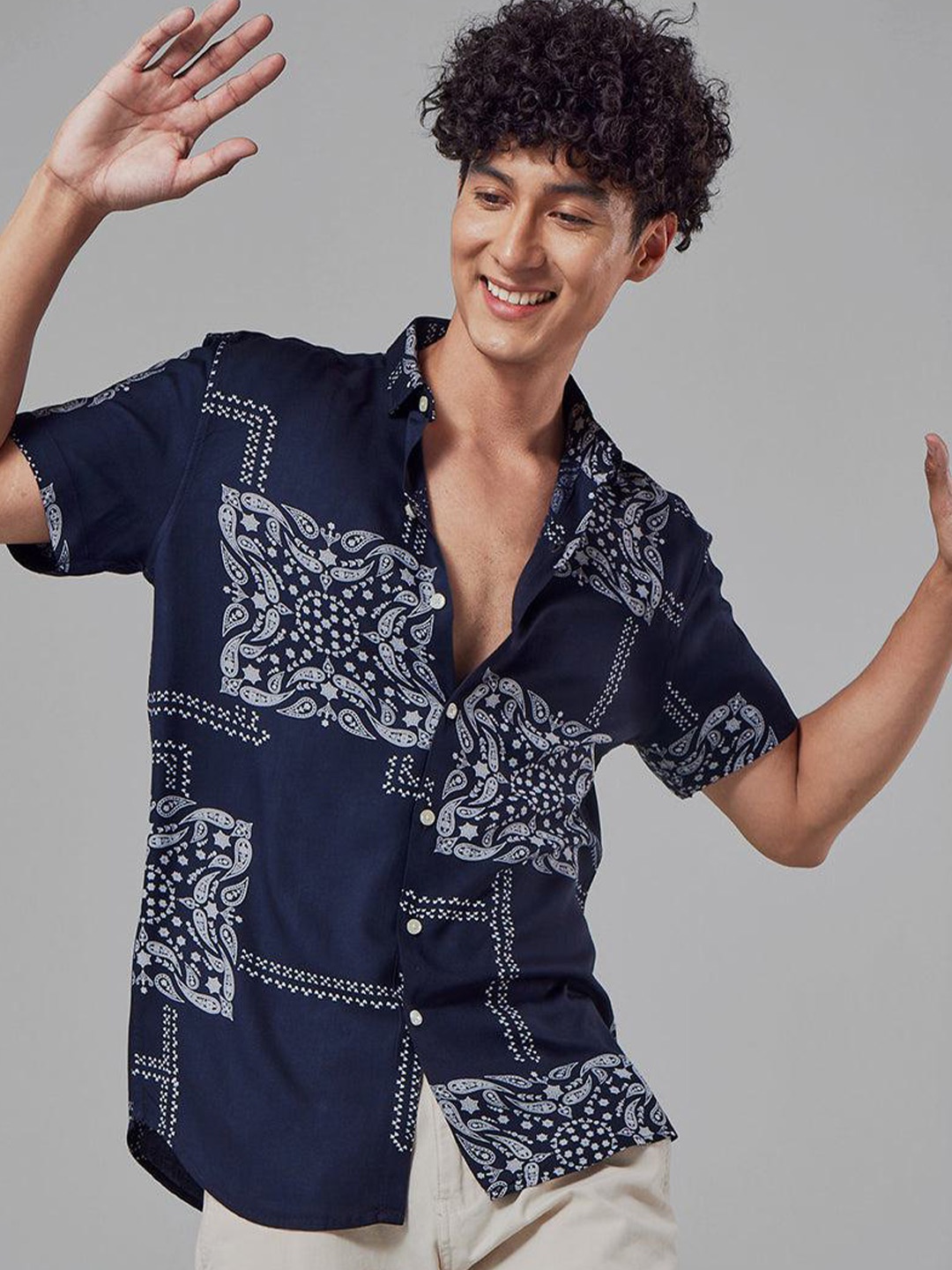 

Snitch Navy Blue Classic Slim Fit Printed Spread Collar Casual Shirt