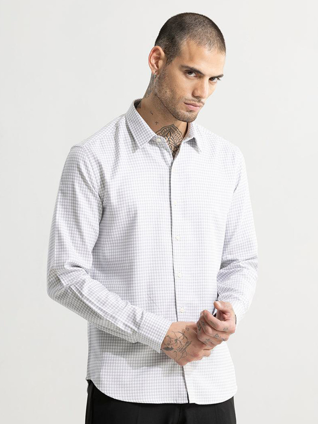 

Snitch White Classic Slim Fit Geometric Printed Cotton Casual Shirt