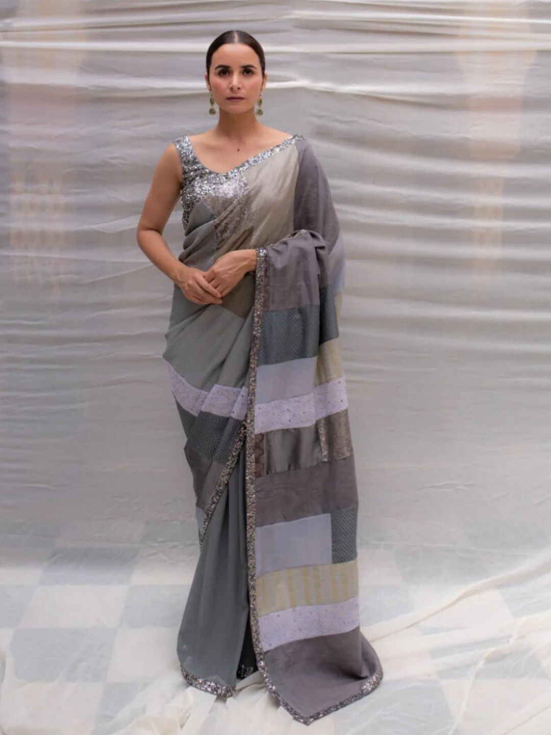 

PriyankaRaajiv Sequinned Embellished Pure Silk Saree, Grey
