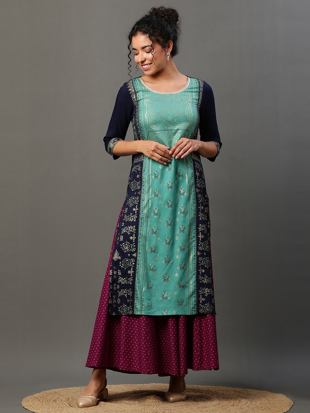 

AURELIA Floral Printed Gotta Patti Round Neck Straight Kurta, Blue