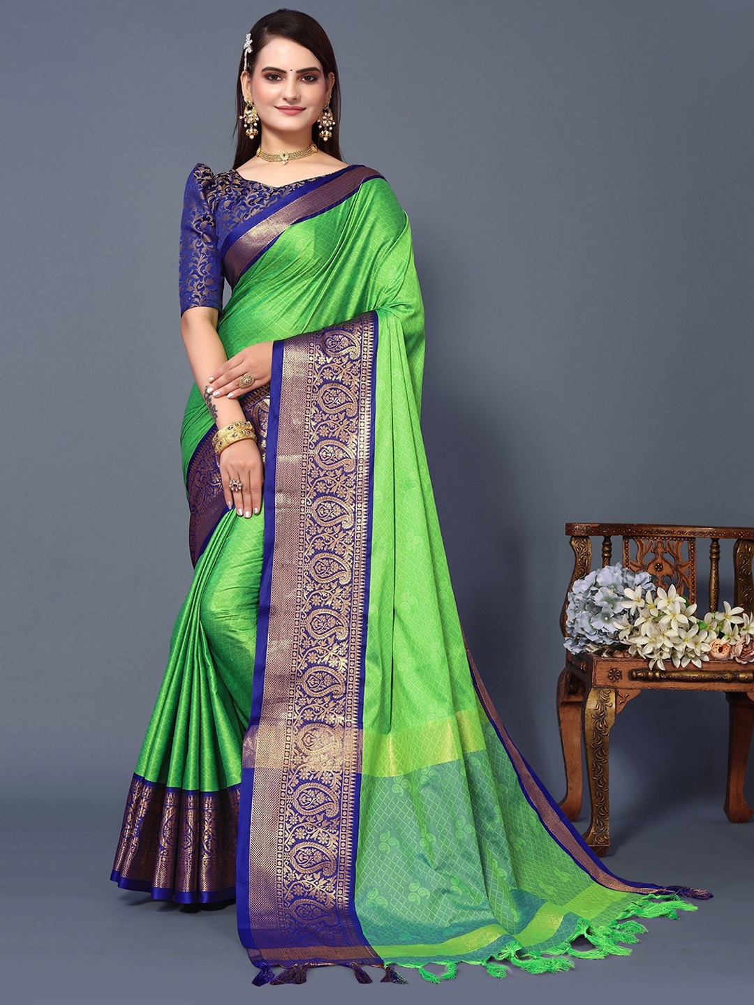 

DRESSTIVE Ethnic Motif Woven Design Zari Saree, Green