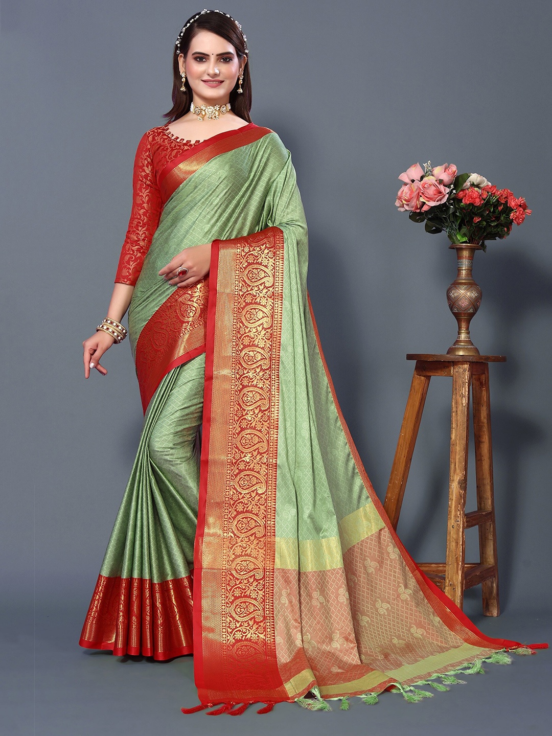 

DRESSTIVE Ethnic Motif Woven Design Zari Saree, Green