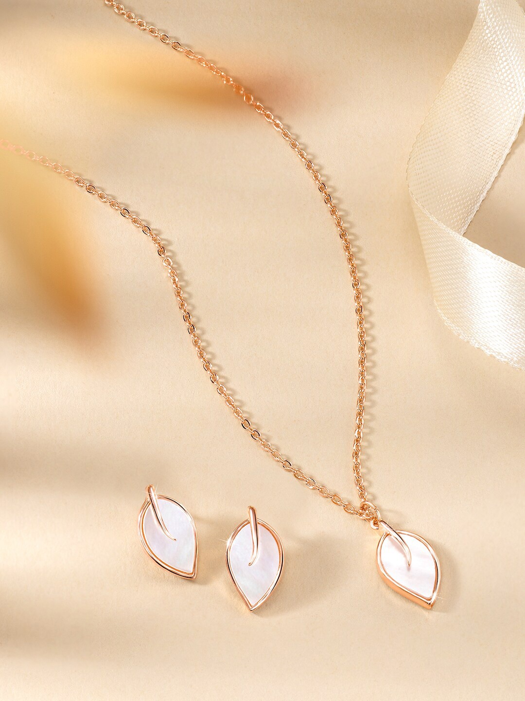 

Peora Rose Gold-Plated Leaf Pendant Jewellery Set