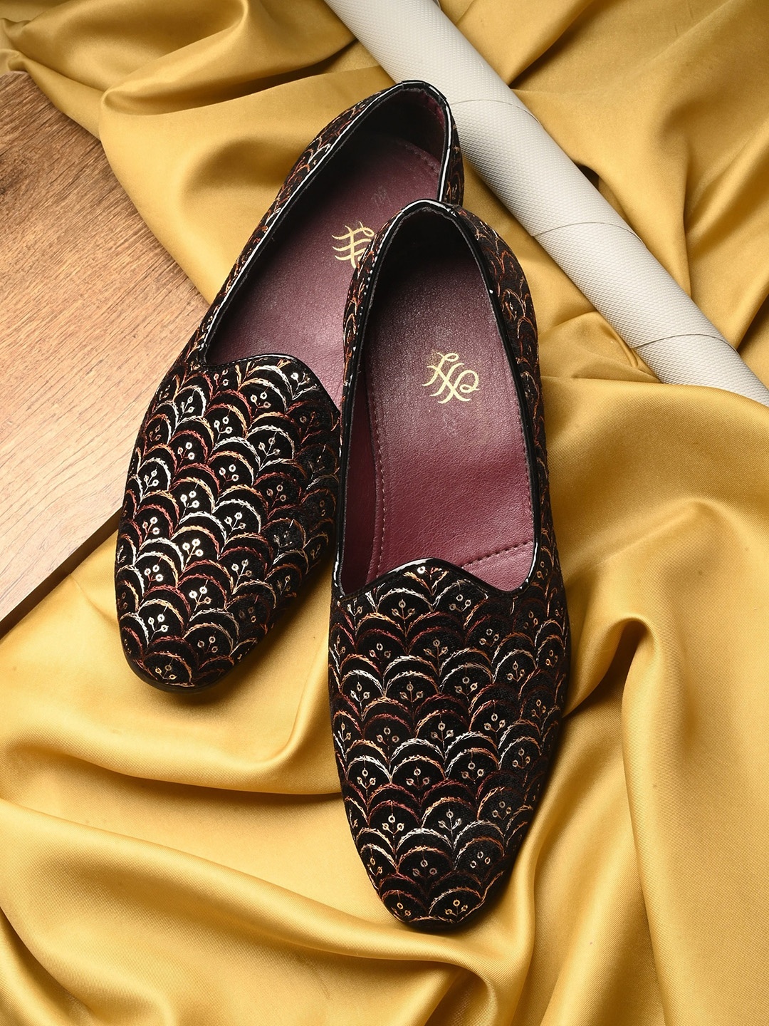 

House of Pataudi Men Embellished Lightweight Mojaris Shoes, Black