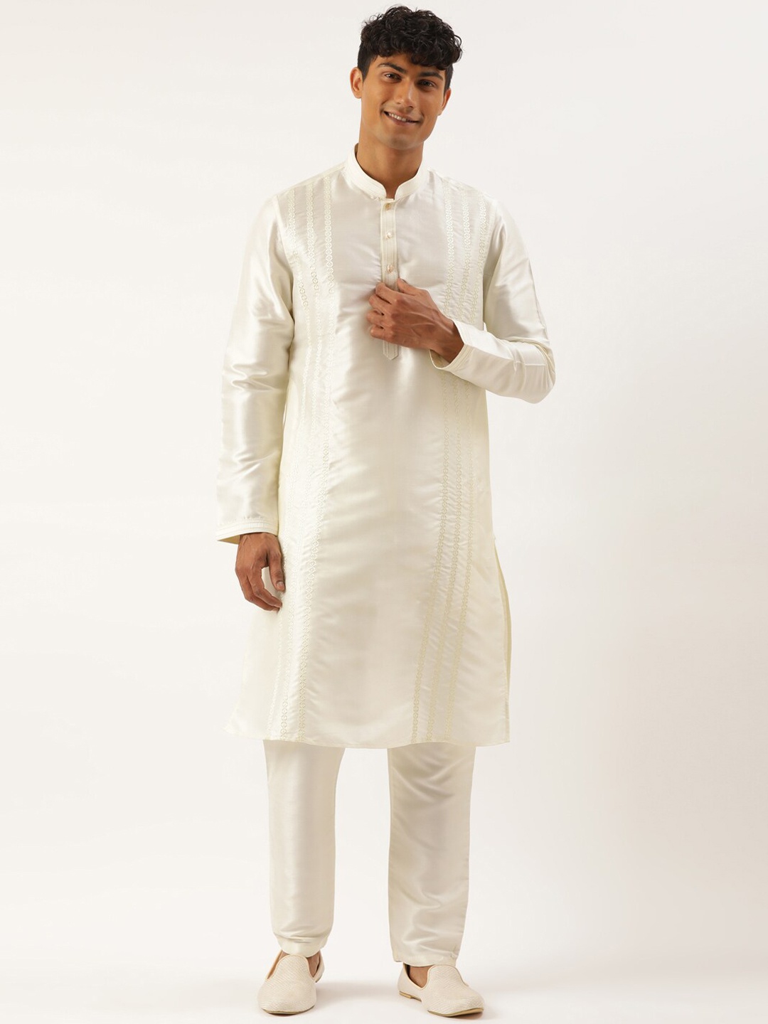 

TheEthnic.Co Embroidered Regular Art Silk Mandarin Collar Kurta with Pyjamas, Off white