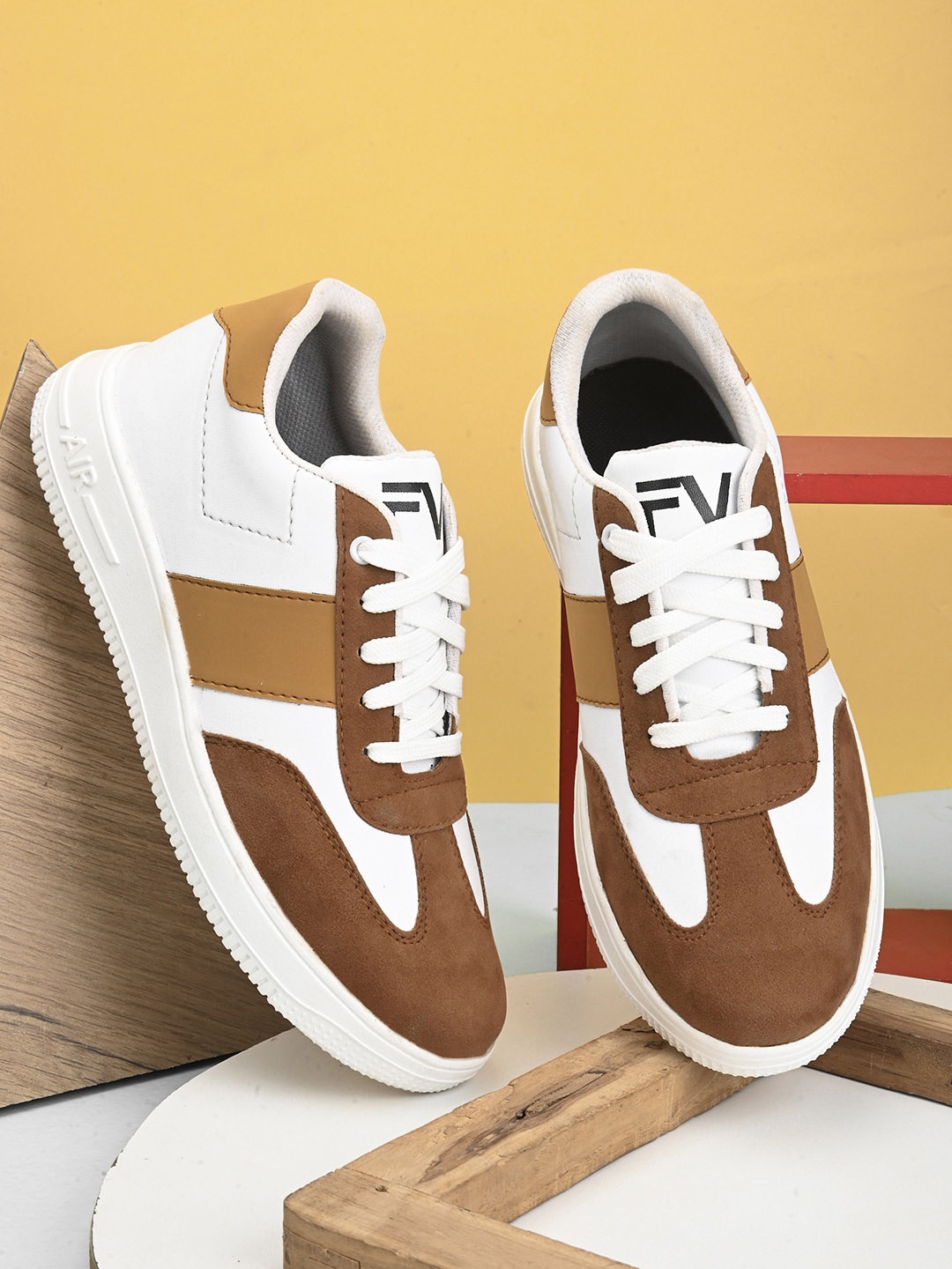 

Fashion Victim Men Colourblocked Comfort Insole Sneakers, White