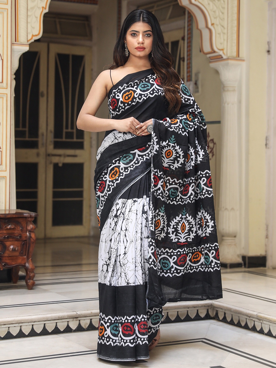 

NIKHILAM Batik Pure Cotton Block Print Saree, Black