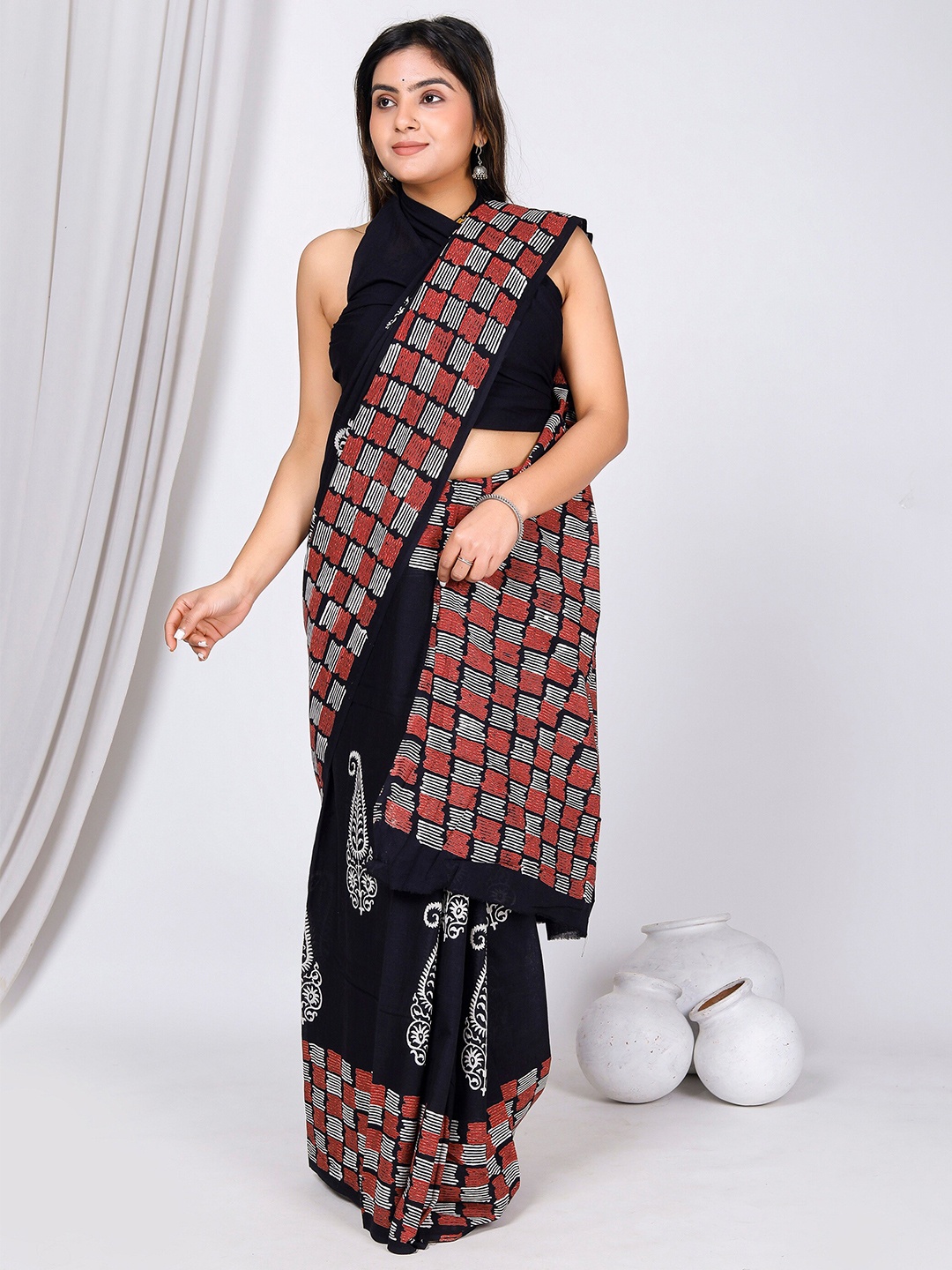 

NIKHILAM Floral Pure Cotton Designer Block Print Saree, Black