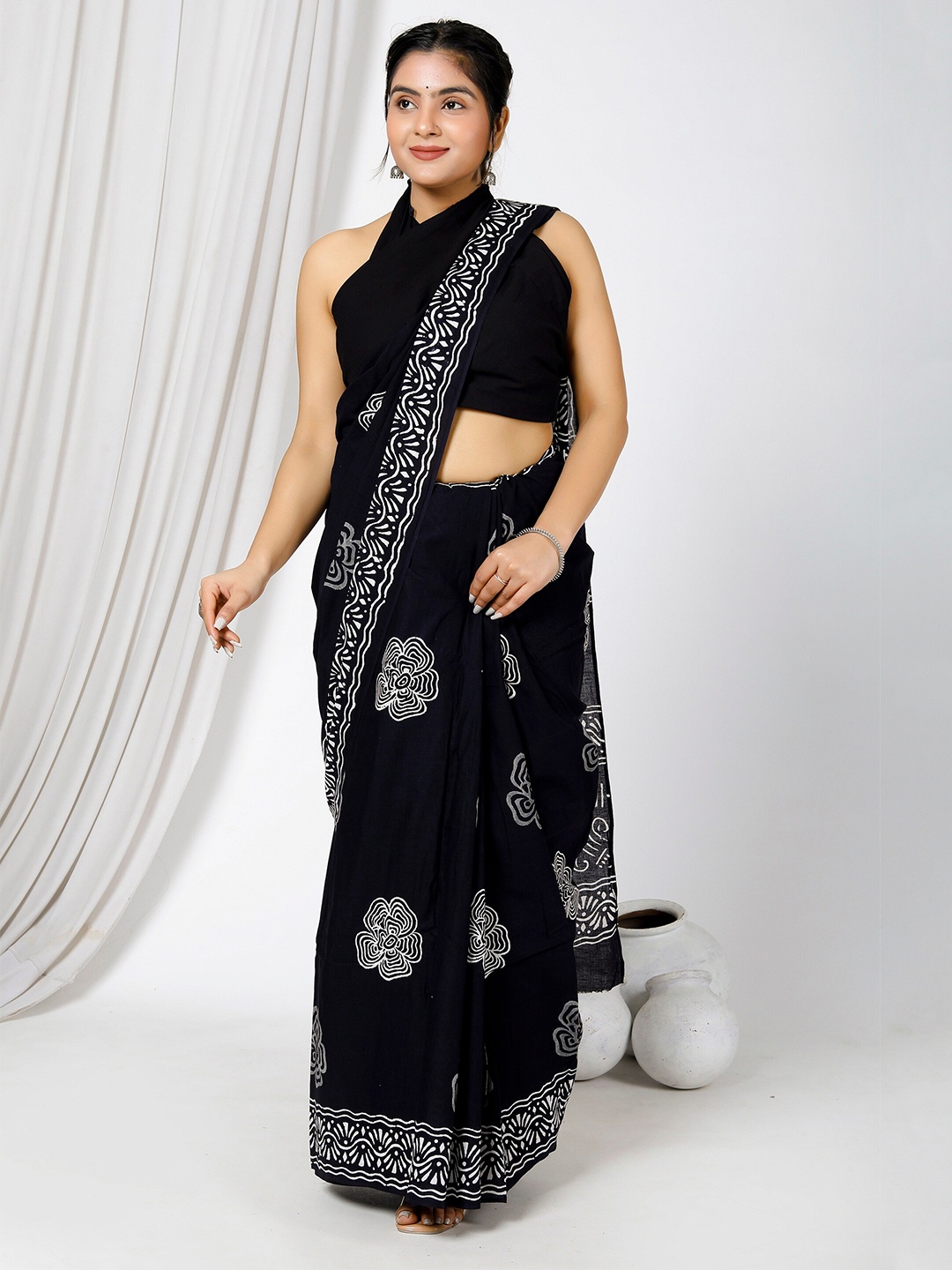 

NIKHILAM Floral Block Print Pure Cotton Saree, Black