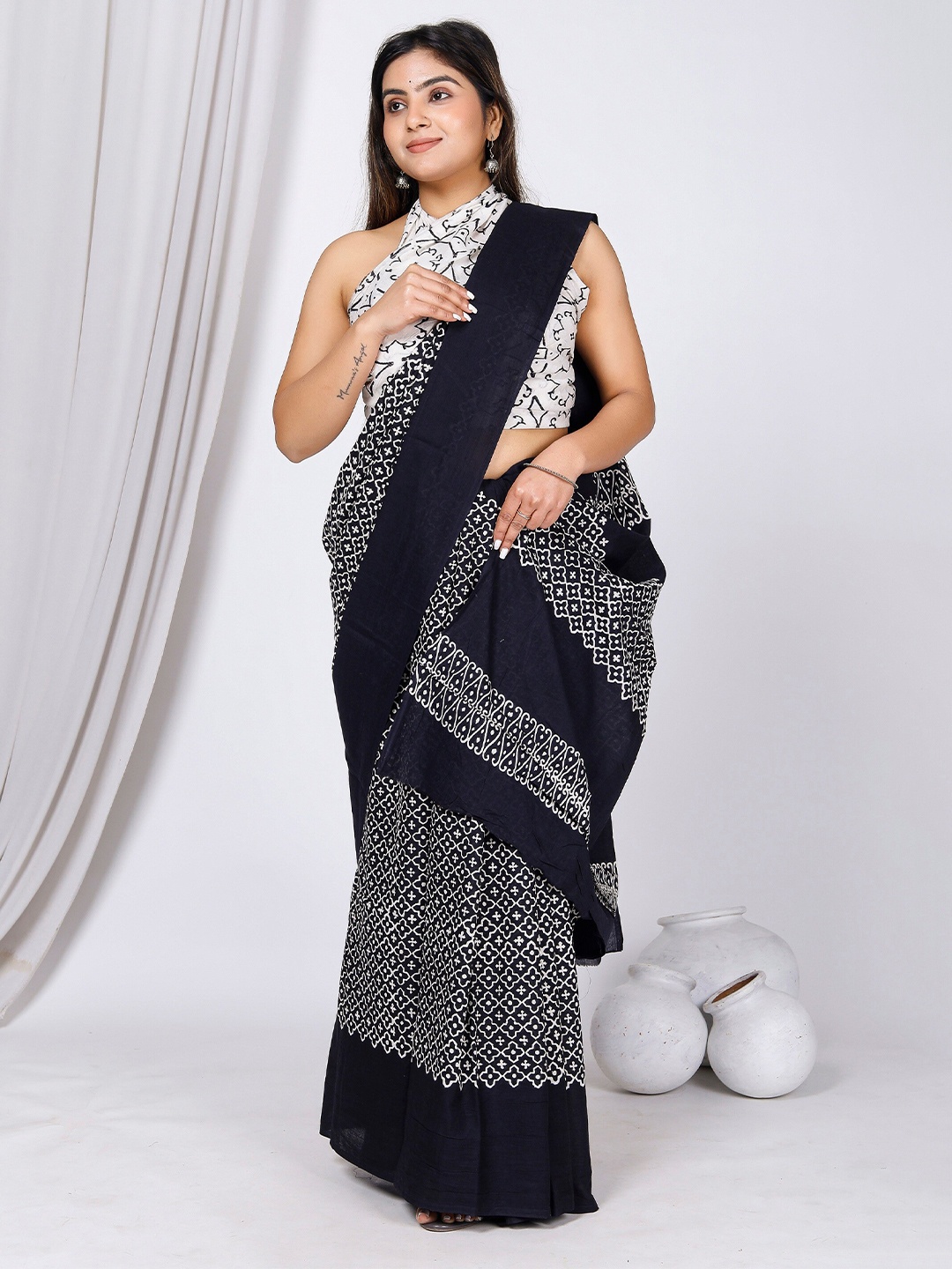 

NIKHILAM Floral Block Print Pure Cotton Saree, Black