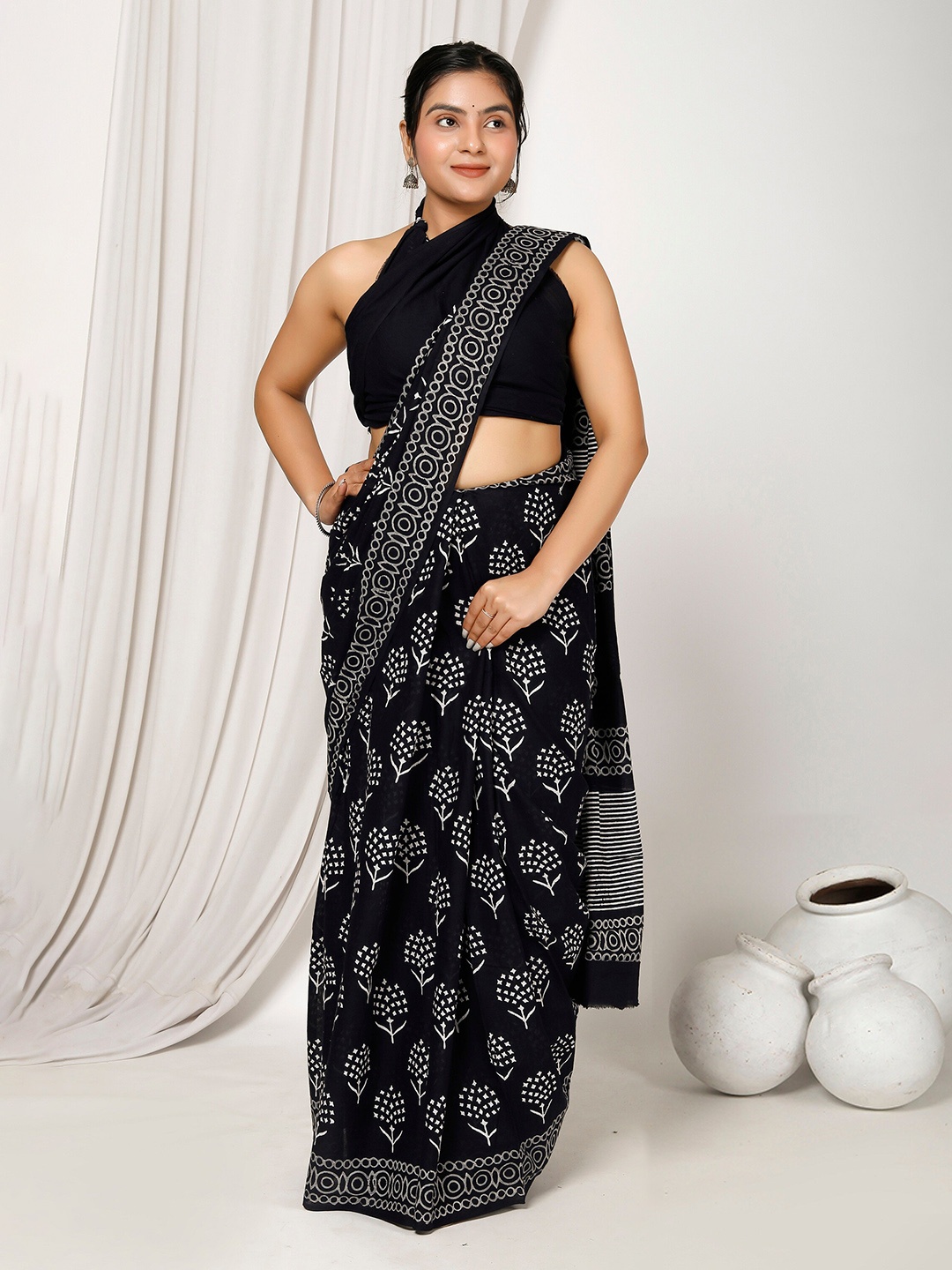 

NIKHILAM Floral Block Print Pure Cotton Saree, Black