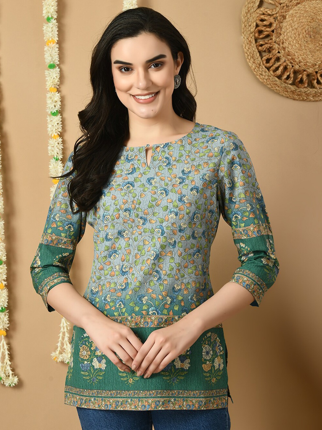 

MEESAN Floral Printed Keyhole Neck Straight Kurti, Green