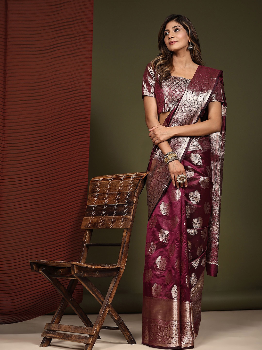 

NIWAA Woven Design Zari Organza Banarasi Saree, Maroon