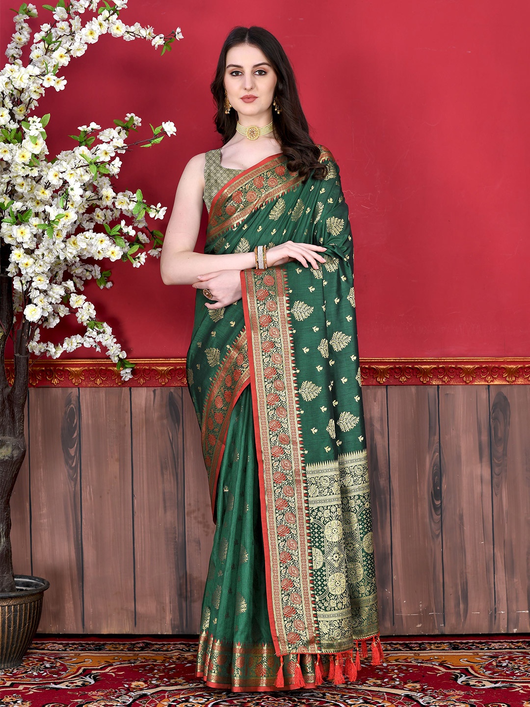 

NIWAA Woven Design Zari Silk Cotton Banarasi Saree with Tassel, Green