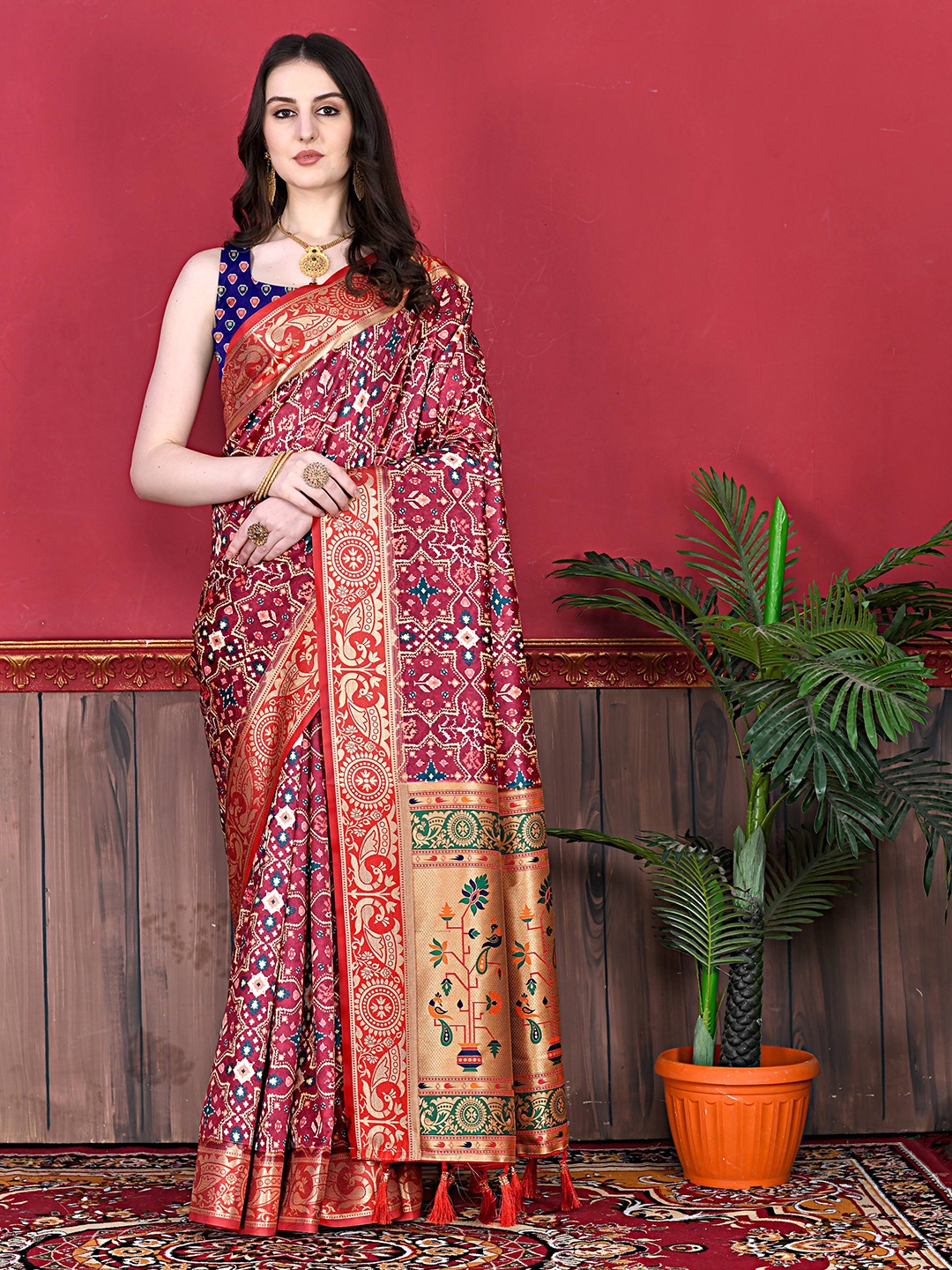 

NIWAA Floral Zari Pure Silk Paithani Saree with Tassel, Maroon