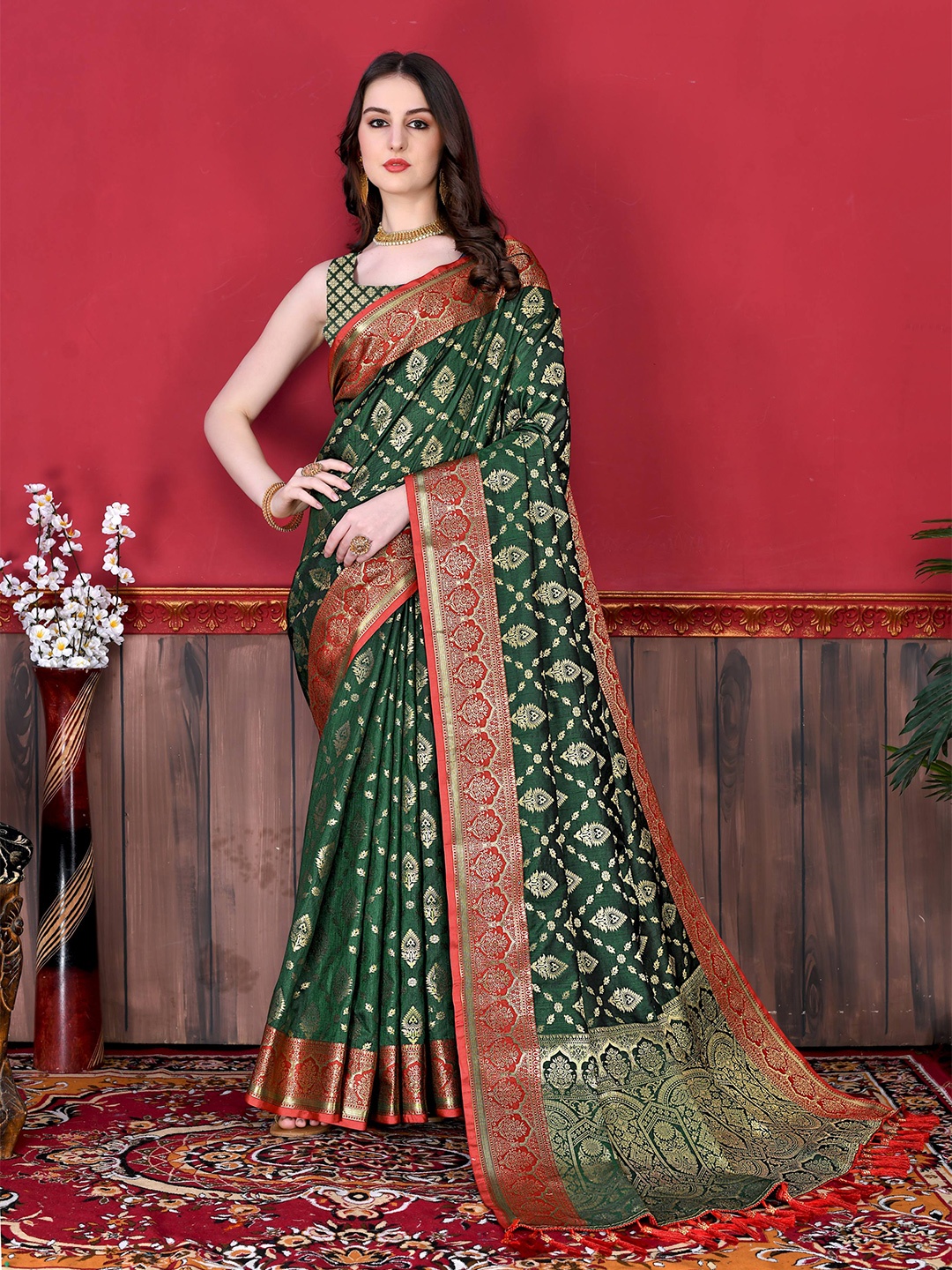 

NIWAA Woven Design Zari Silk Cotton Banarasi Saree with Tassel, Green