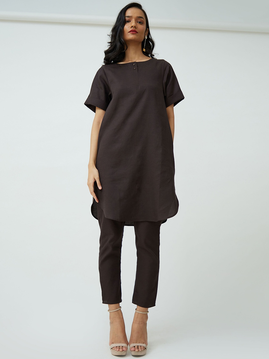 

Saltpetre Round Neck Straight Kurta With Trouser, Coffee brown