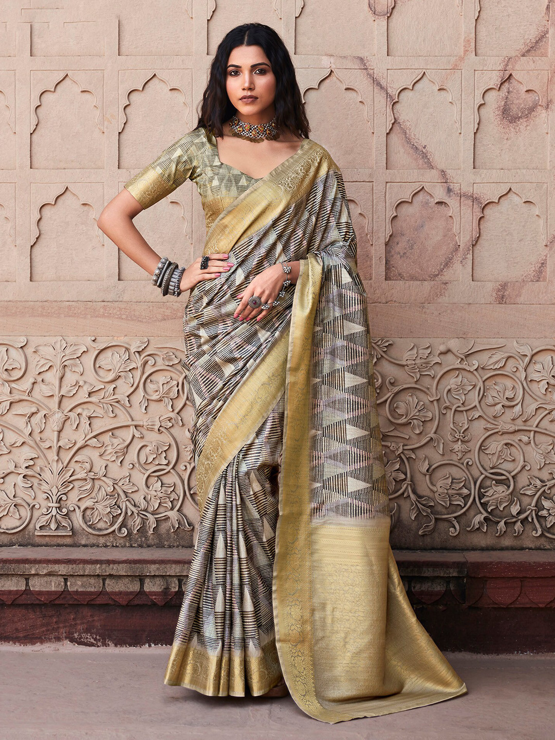 

elora Geometric Printed Woven Design Zari Saree, Grey