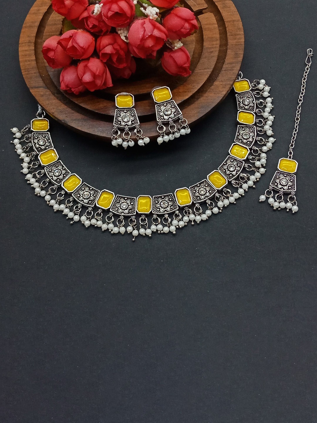 

AASHISH IMITATION Rhodium-Plated Kundan-Studded & Beaded Jewellery Set, Silver