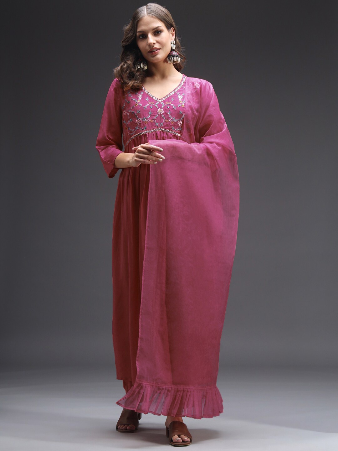 

HEEPOSH Ethnic Motifs Embroidered Regular Thread Work Kurta with Trousers & Dupatta, Magenta