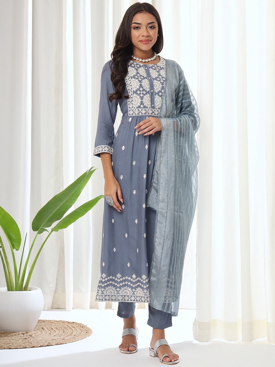 

HEEPOSH Ethnic Motifs Embroidered Regular Thread Work Kurta with Trousers & With Dupatta, Blue