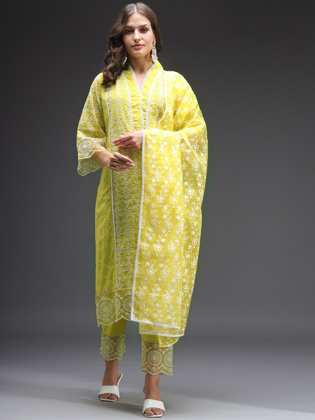 

HEEPOSH Floral Embroidered Regular Chikankari Kurta with Trousers & With Dupatta, Green
