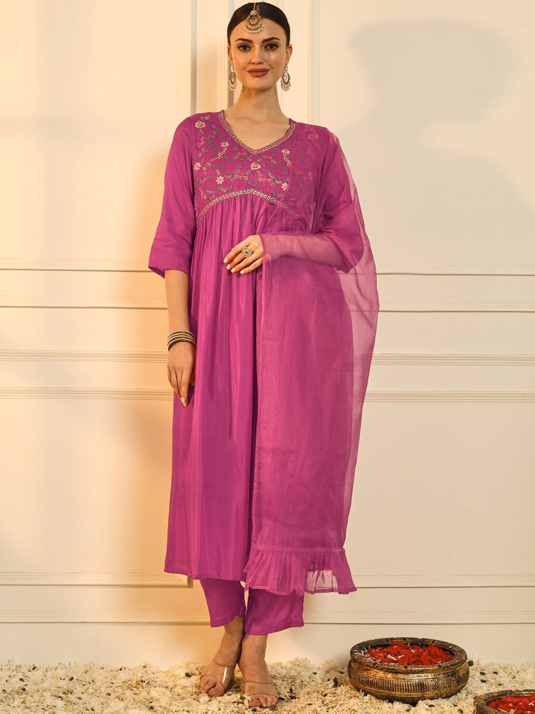 

HEEPOSH Ethnic Motifs Embroidered Regular Thread Work Kurta with Trousers & With Dupatta, Magenta