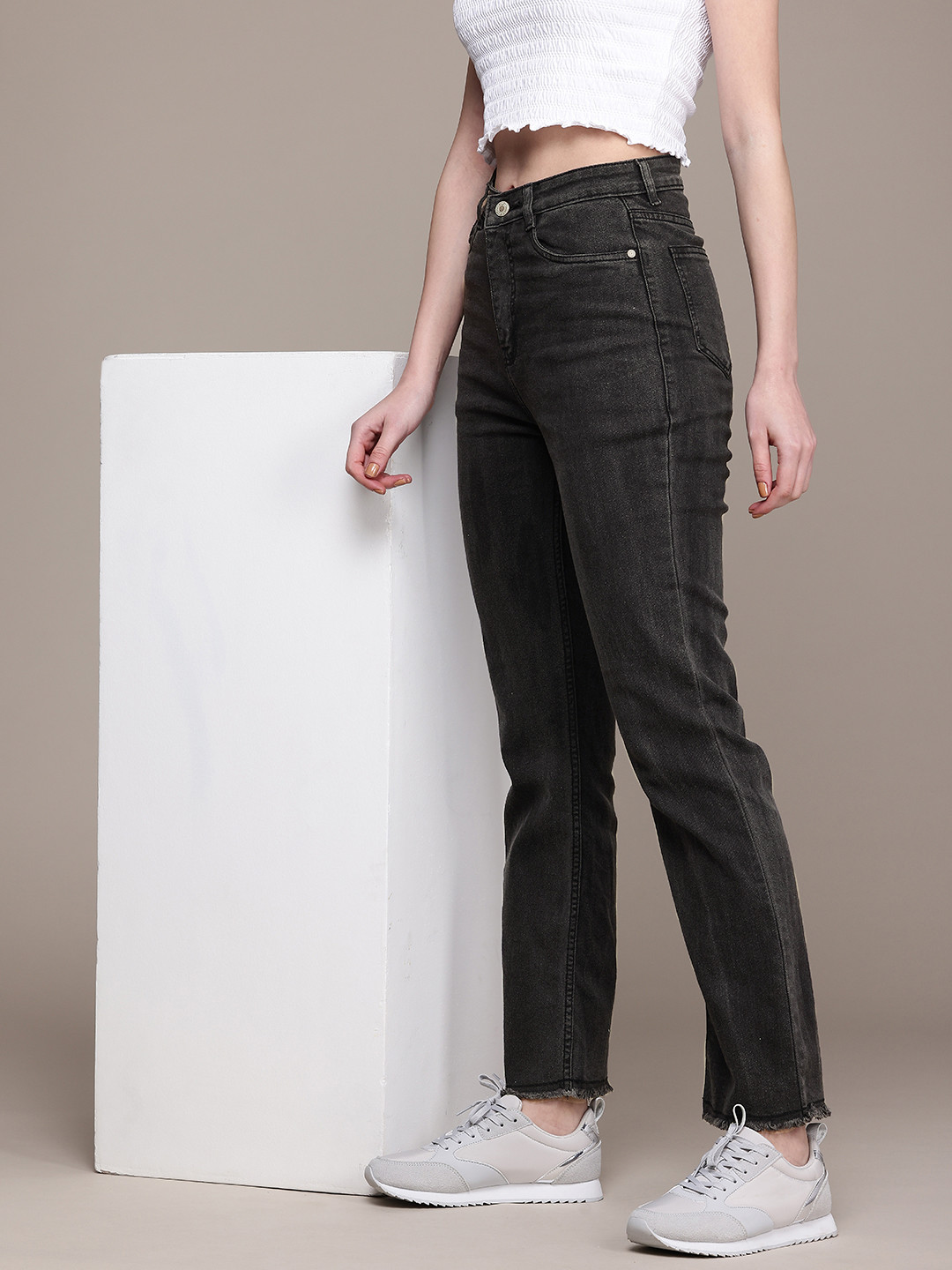 

The Roadster Life Co. Women Straight Fit Light Fade Stretchable Jeans, Black