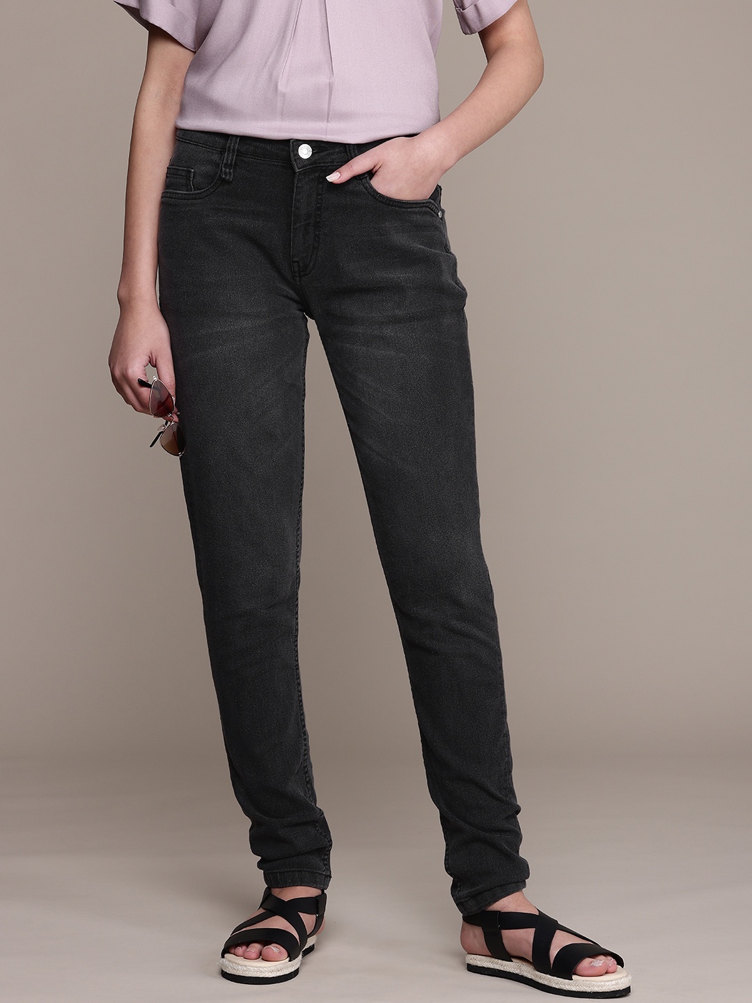 

The Roadster Life Co. Women Mom Fit Light Fade Stretchable Jeans, Charcoal
