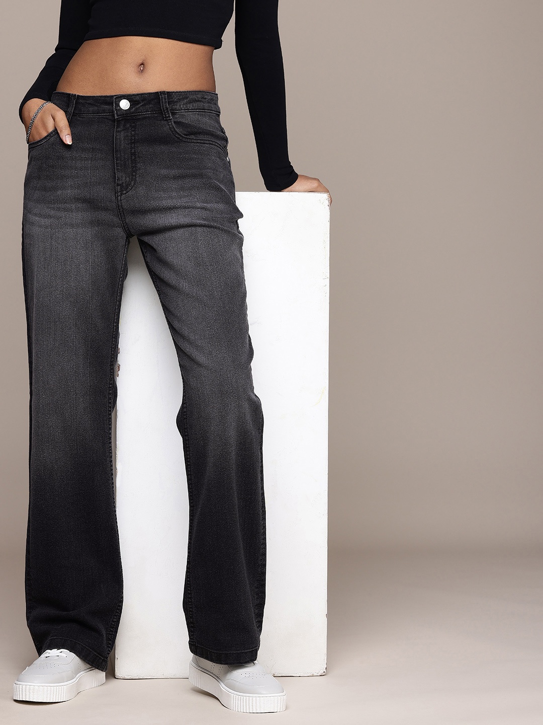 

The Roadster Life Co. Women Straight Fit Heavy Fade Stretchable Jeans, Black