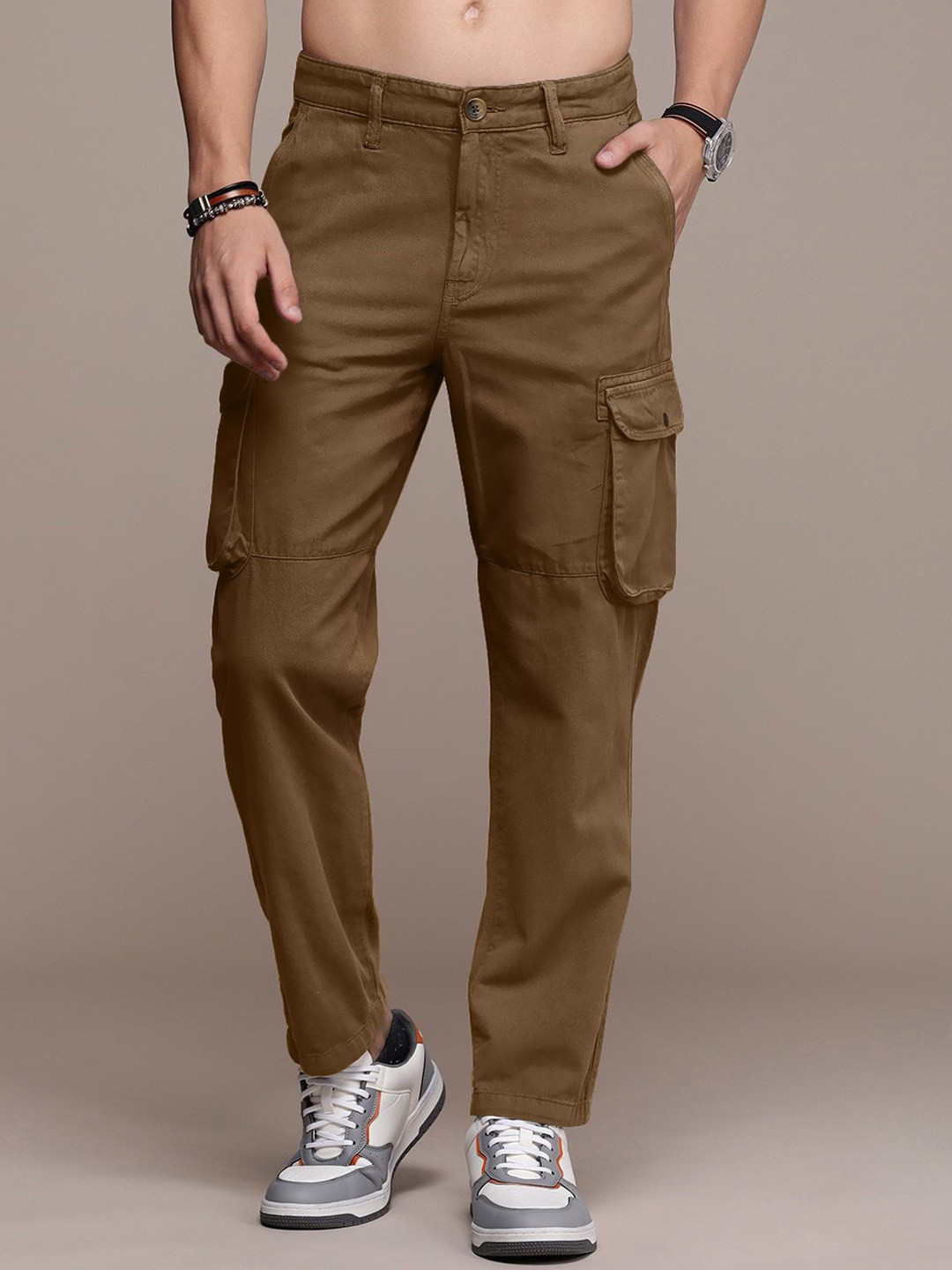 

The Roadster Lifestyle Co. Men Mid Rise Pure Cotton Cargo Trousers, Coffee brown