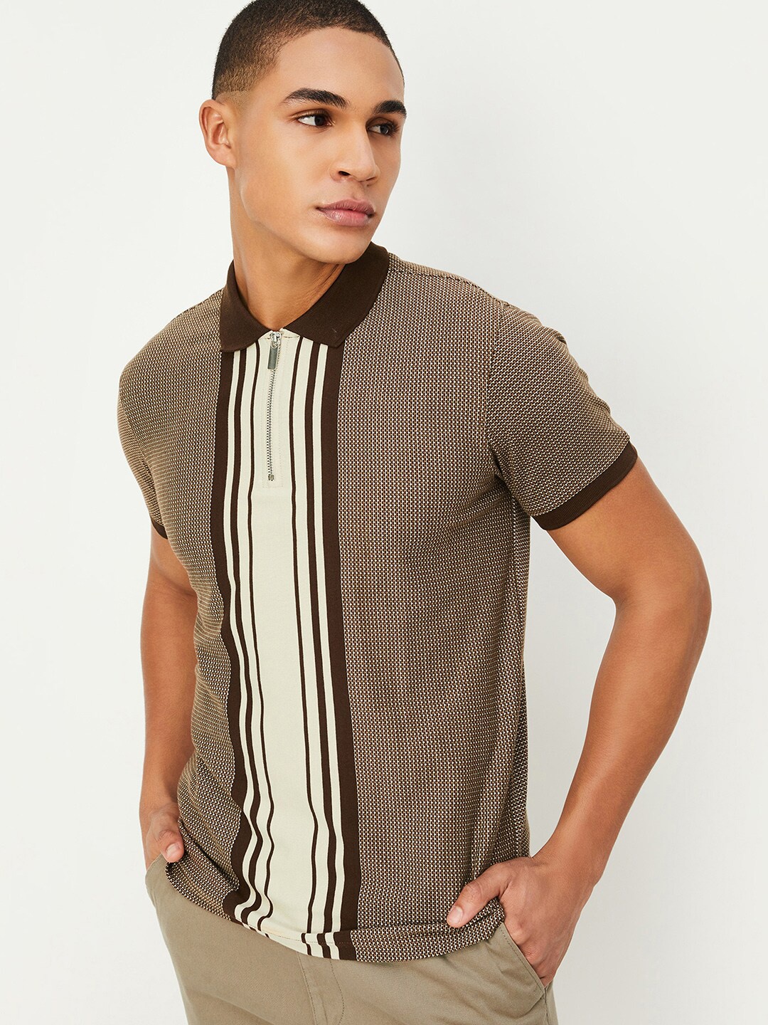 

max Micro or Ditsy Printed T-shirt, Brown