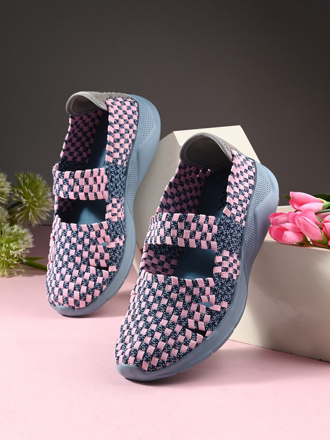 

HRX by Hrithik Roshan Pink Women Textured Walking Shoes