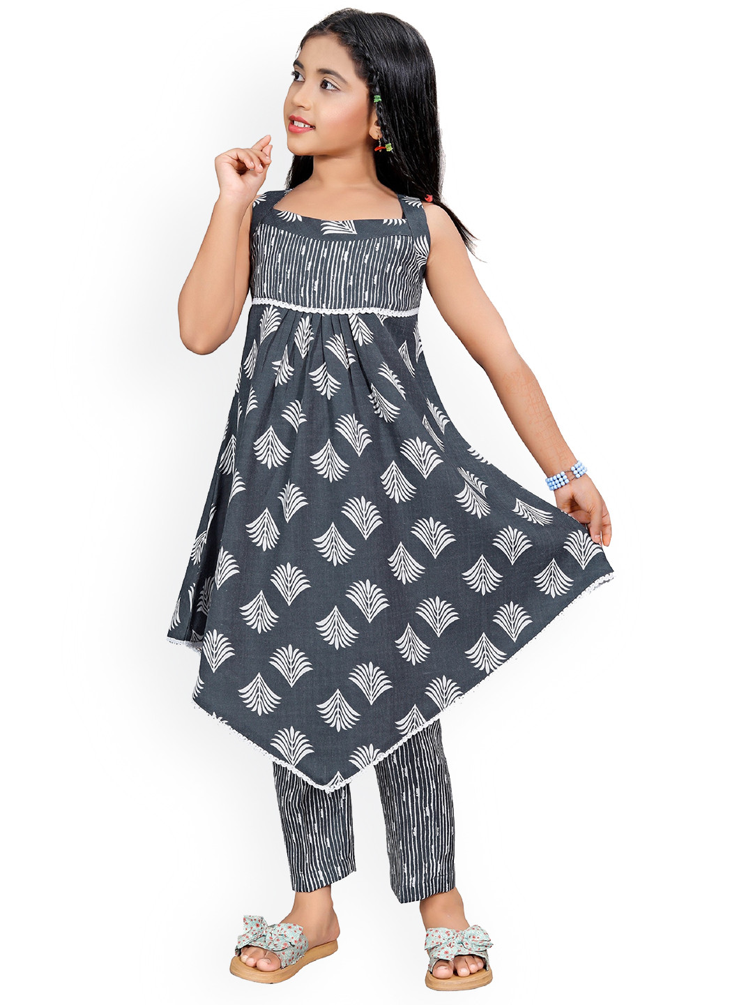 

BAESD Girls Floral Printed Regular Square Neck Kurta With Trousers, Charcoal
