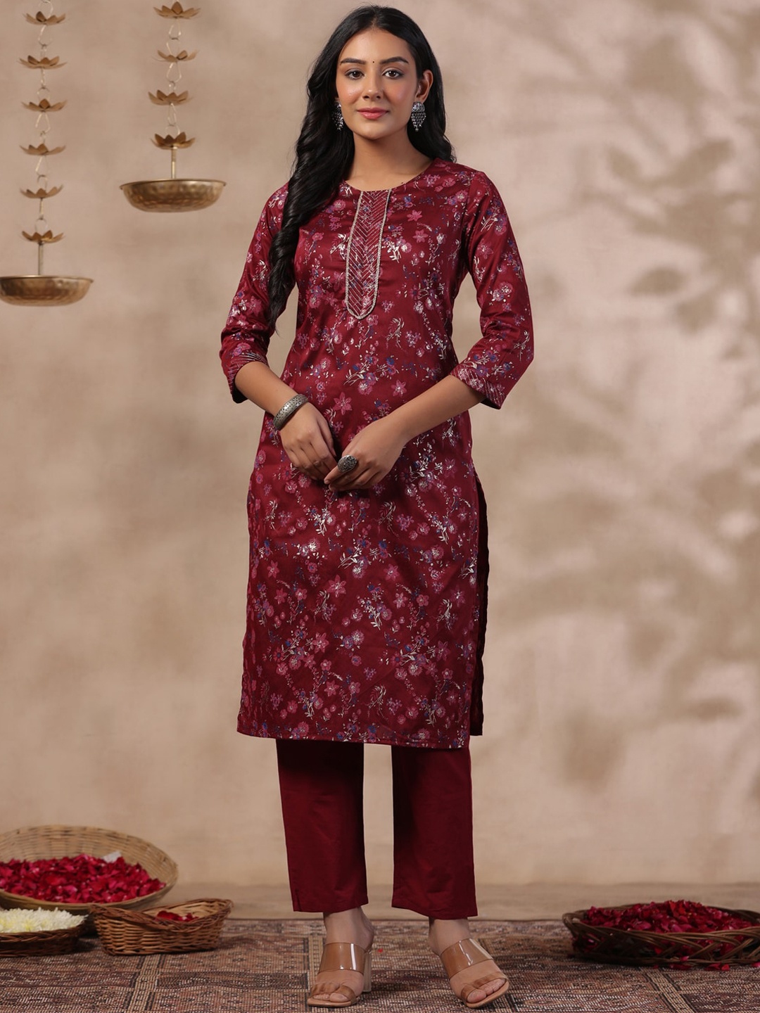 

Anubhutee Floral Printed Round Neck Straight Kurta, Magenta