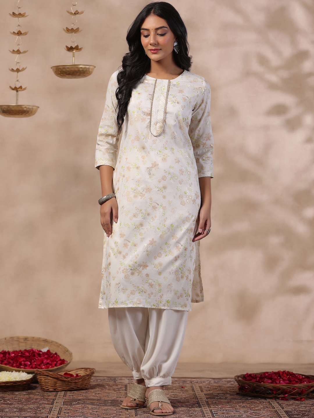

Anubhutee Floral Printed Round Neck Straight Kurta, Off white