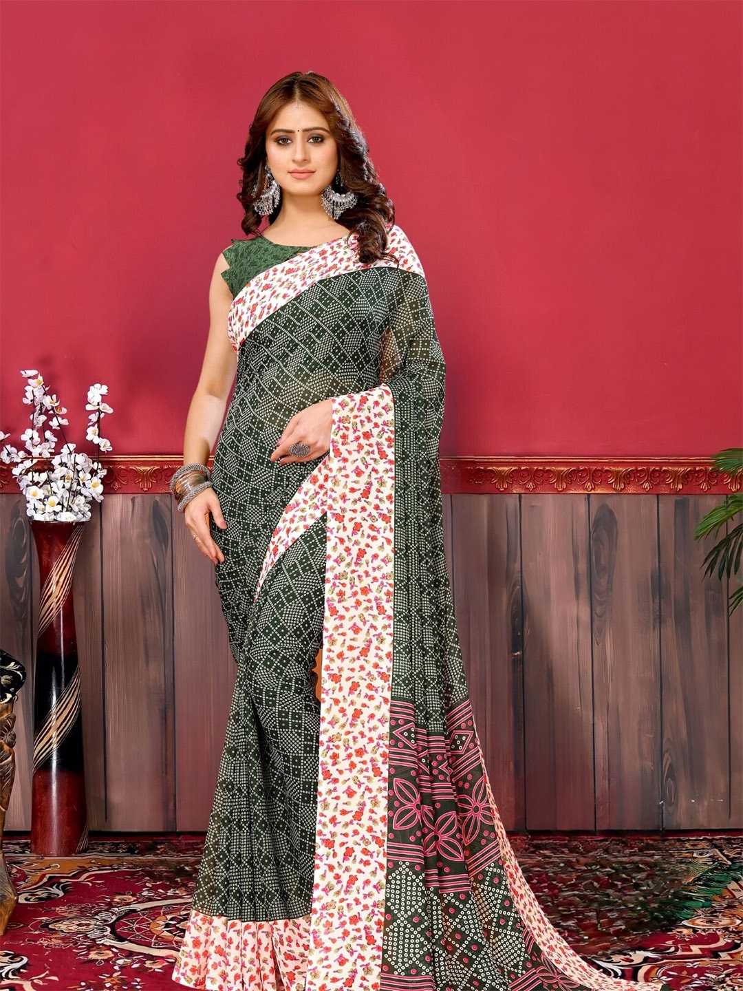 

MAGMINA Geometric Printed Saree, Green