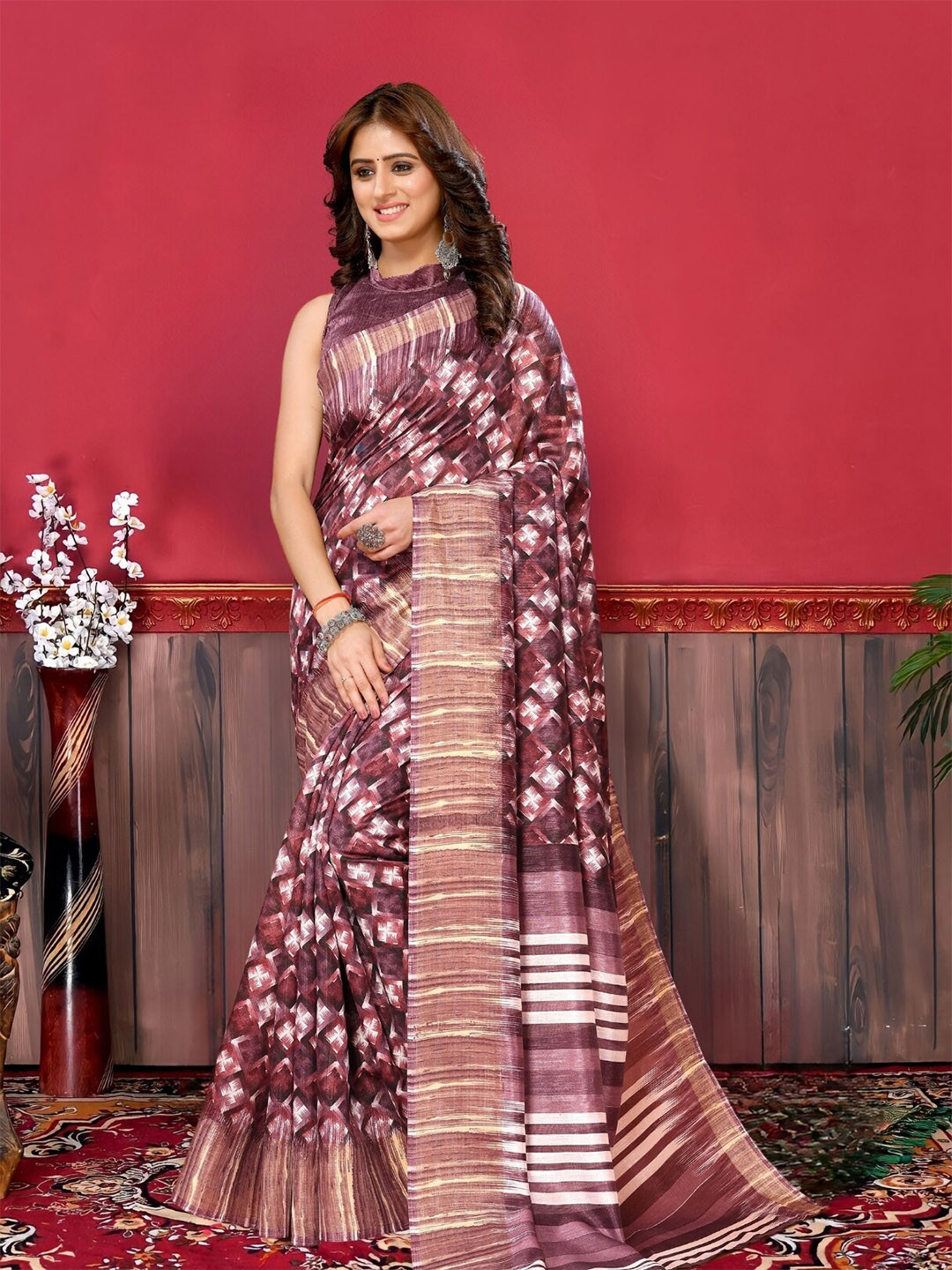 

MAGMINA Floral Printed Saree, Purple