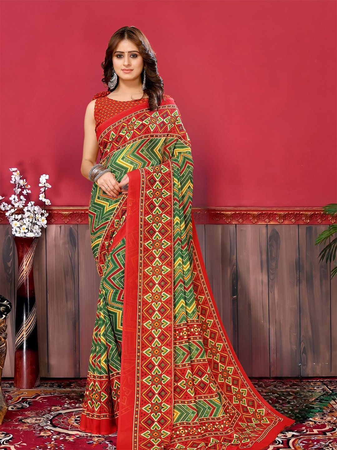 

MAGMINA Floral Printed Saree, Red