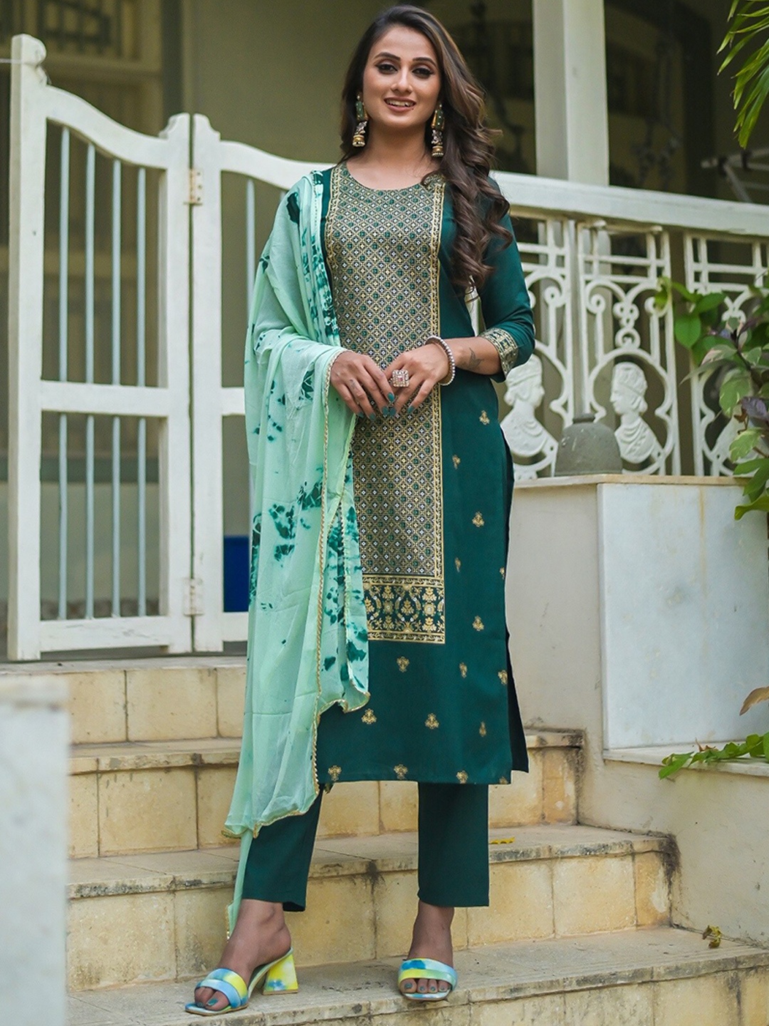 

VAABA Ethnic Motifs Printed Thread Work Kurta With Trousers & Dupatta, Green