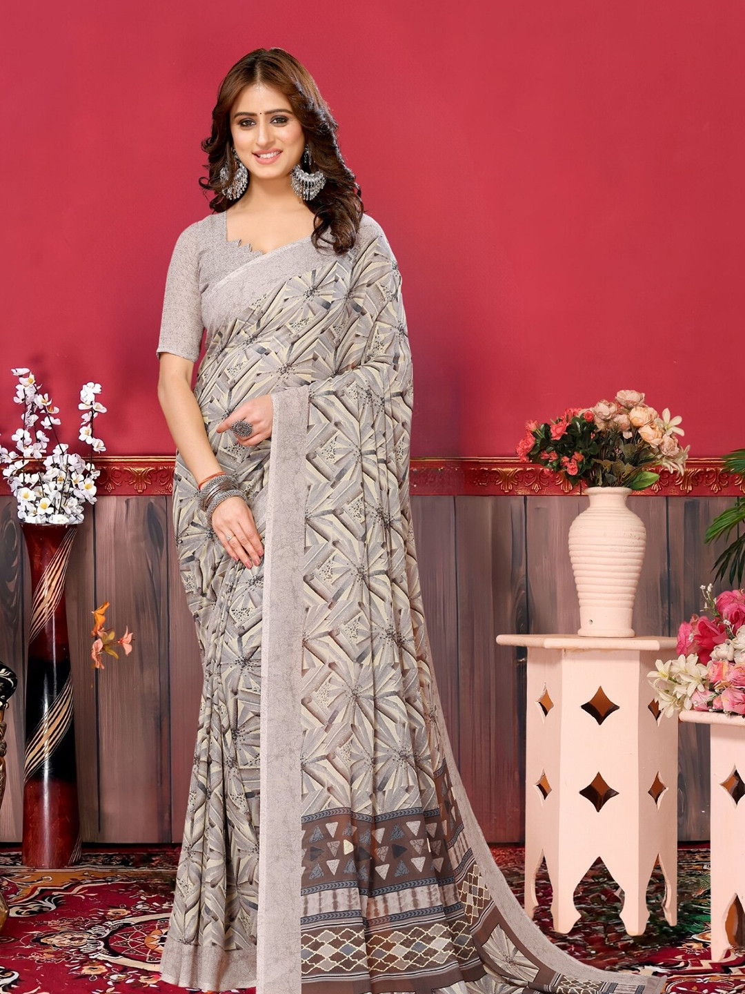 

MAGMINA Geometric Printed Saree, Brown