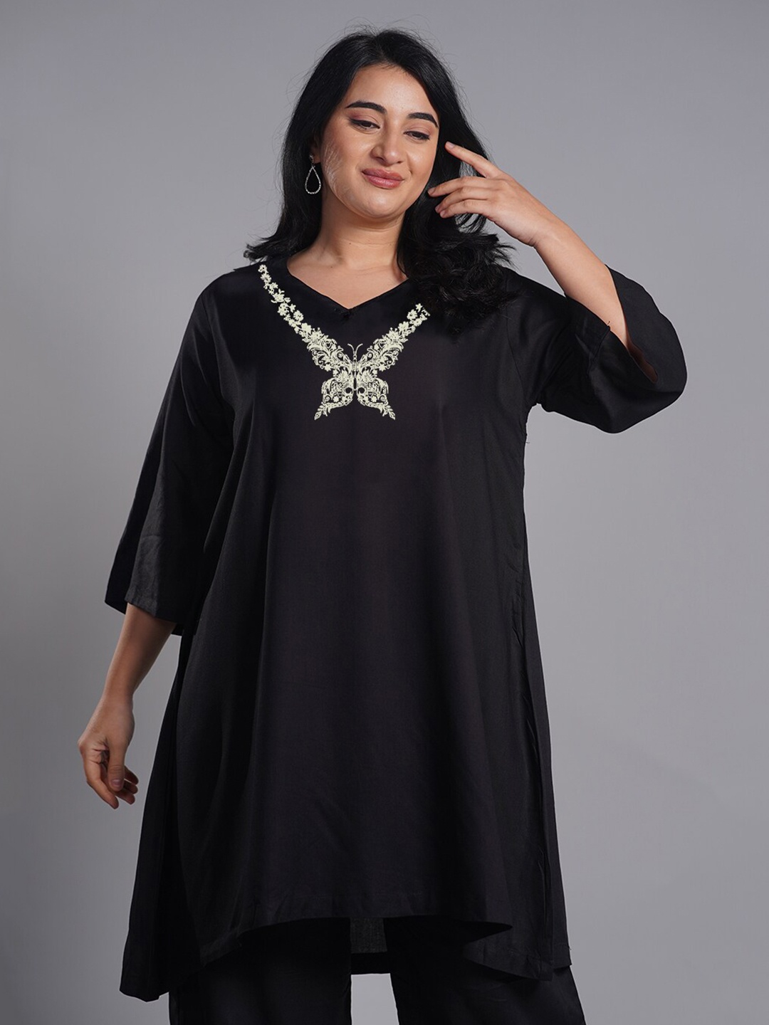 

LetsDressUp Floral Printed Bell Sleeves A-Line Straight Kurta, Black