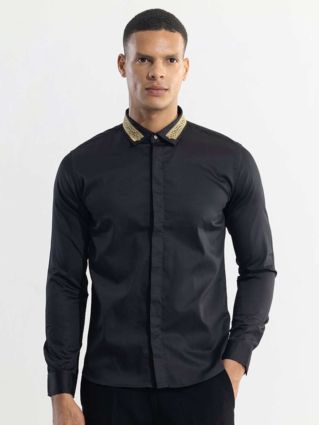 

Snitch Black Spread Collar Classic Slim Fit Cotton Casual Shirt