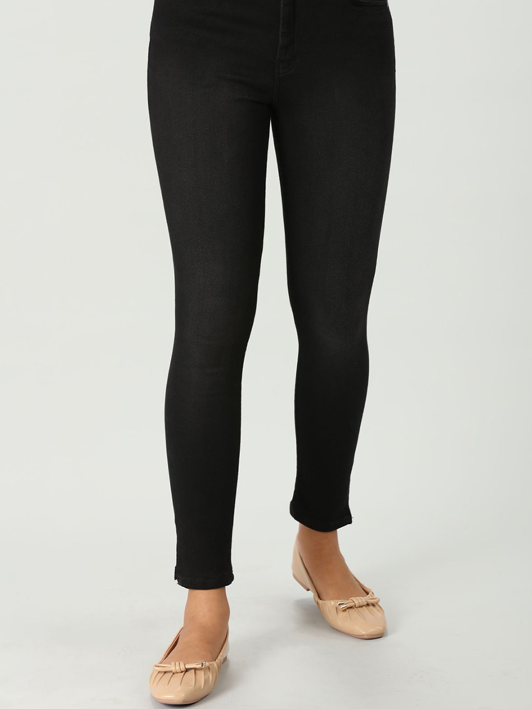 

Mustard Women Clean Look Relaxed Fit Cotton Jeans, Black